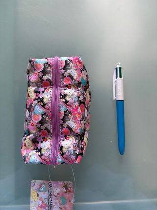 estuche neceser Sanrio kitty pompom pudín japonés