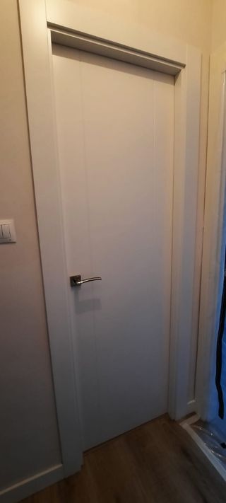 Puerta maciza lacada blanca