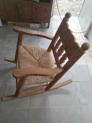 Silla mecedora de madera y mimbre
