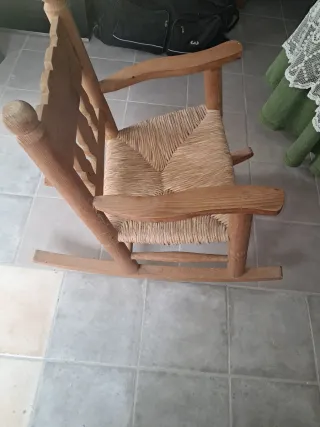 Silla mecedora de madera y mimbre