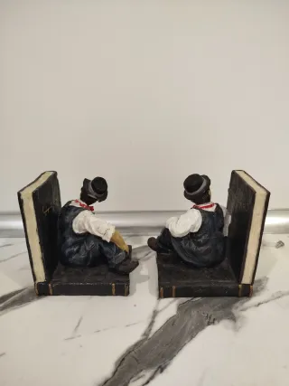 Coppia di supporti per libri con figure comiche