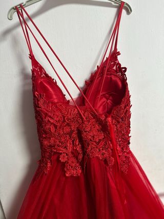 Vestido de fiesta rojo con encaje