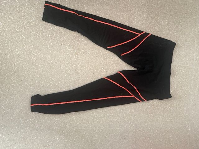 Mallas deportivas negras con detalles naranjas