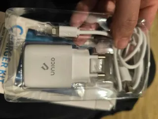 Kit da viaggio unico con caricatore per iPhone e cavo