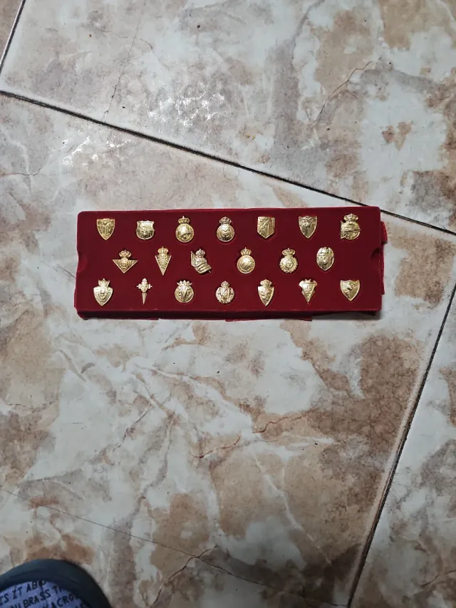 Lote de 24 insignias doradas