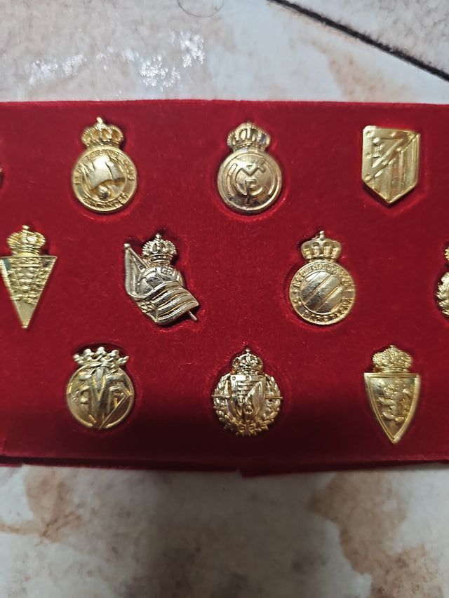 Lote de 24 insignias doradas