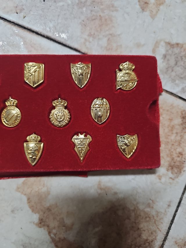 Lote de 24 insignias doradas