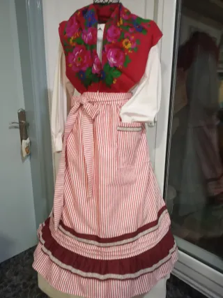 Abbigliamento tradizionale vintage baturra con grembiule e foulard