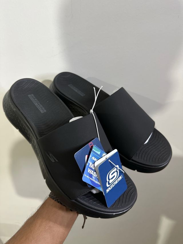 Sandalias Skechers GoWalk Negras
