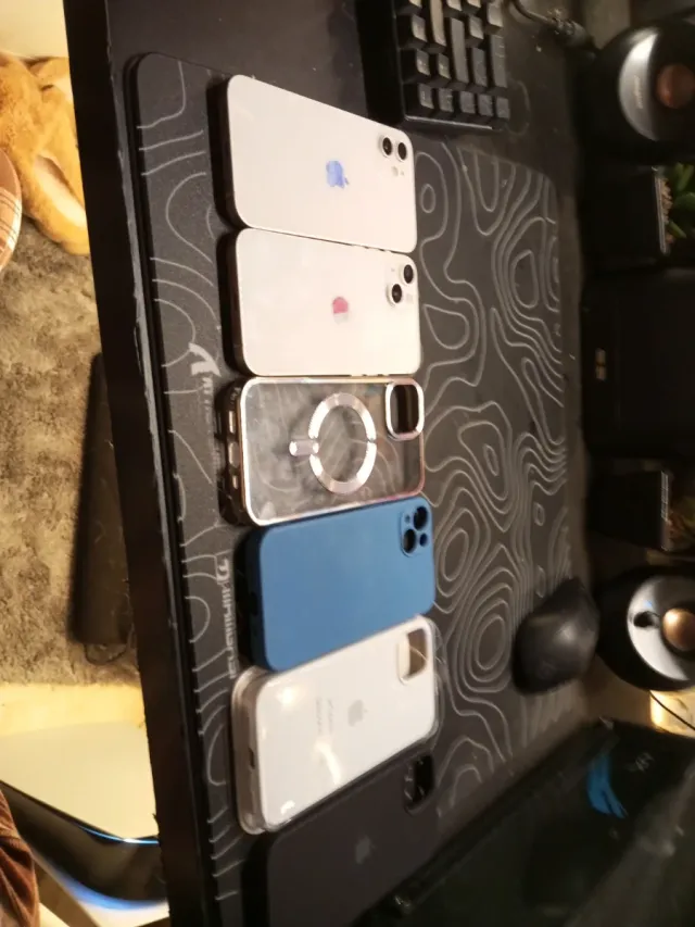 iPhone 12 y 13 + 4 fundas