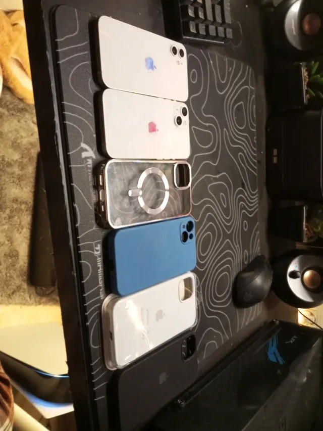 iPhone 12 y 13 + 4 fundas