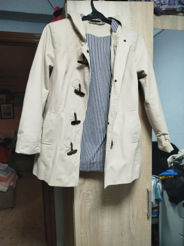 Chaqueta beige con gorro para otoño