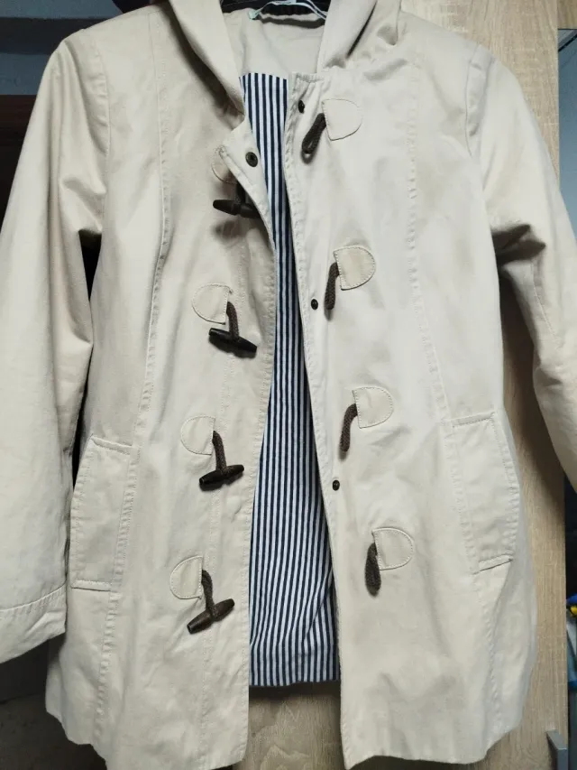 Chaqueta beige con gorro para otoño