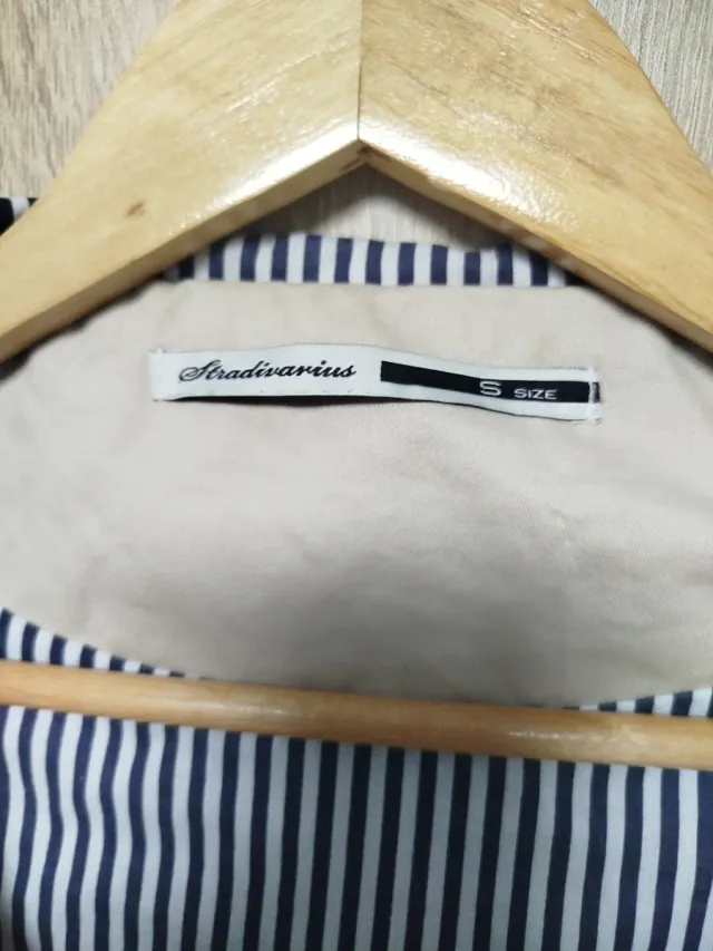 Chaqueta beige con gorro para otoño