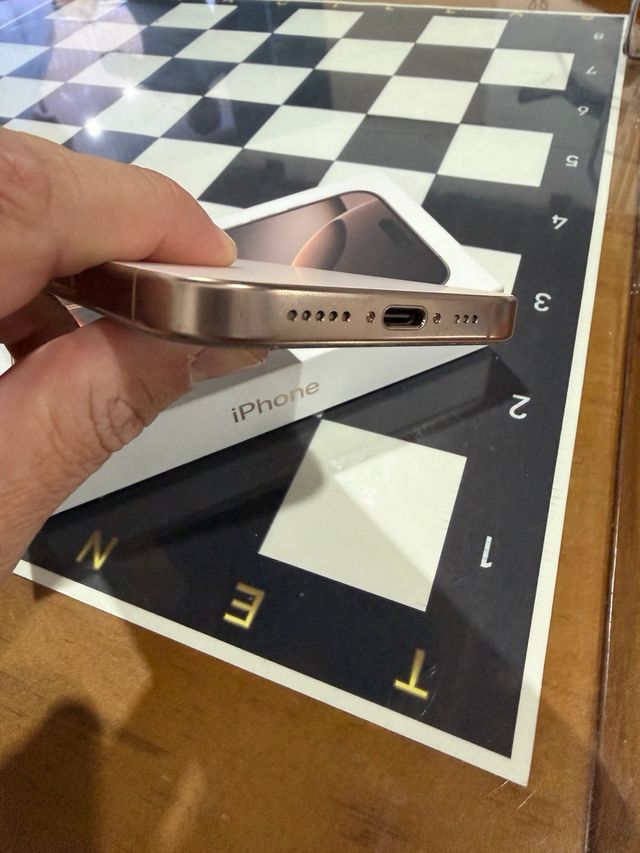 iPhone 16 Pro Dorato