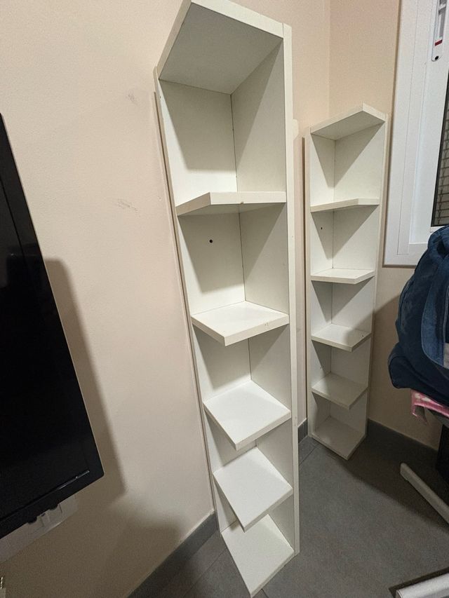 Dos estanterías blancas de madera
