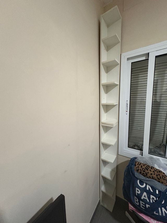 Dos estanterías blancas de madera