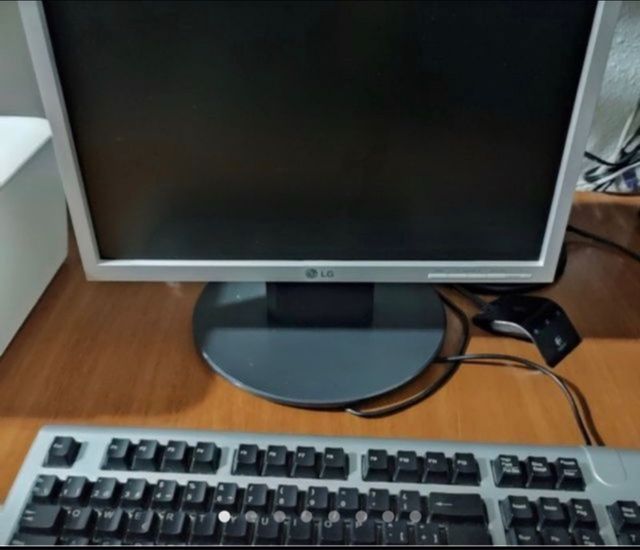 Monitor LG y Teclado