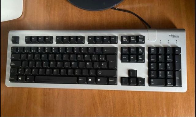 Monitor LG y Teclado