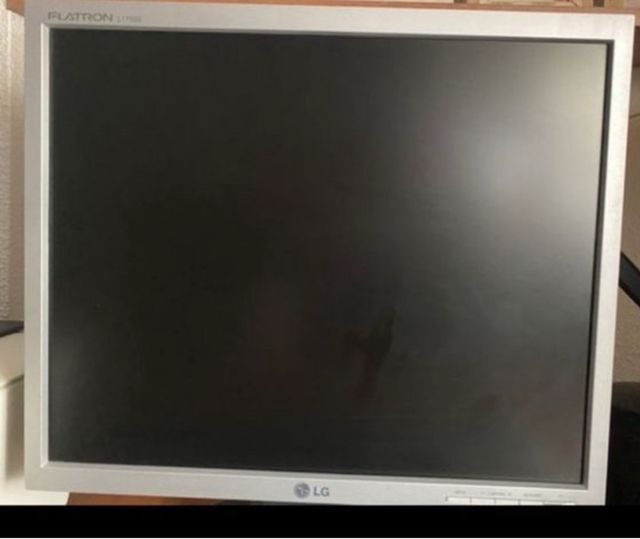 Monitor LG y Teclado