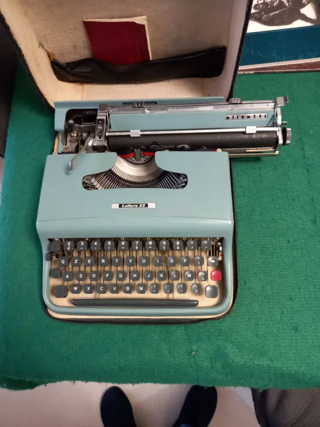 Macchina da scrivere Olivetti Lettera 22