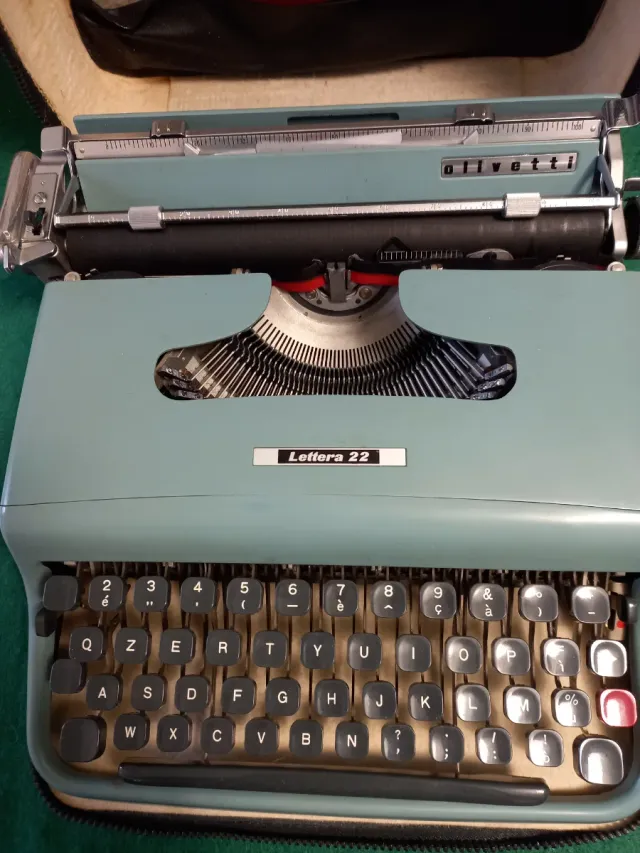 Macchina da scrivere Olivetti Lettera 22
