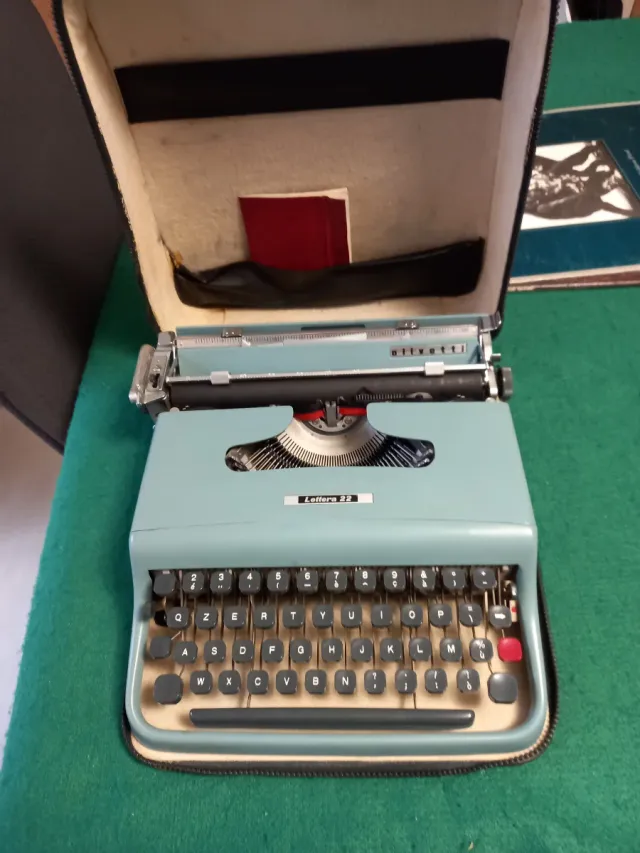 Macchina da scrivere Olivetti Lettera 22