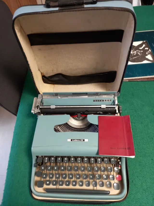 Macchina da scrivere Olivetti Lettera 22
