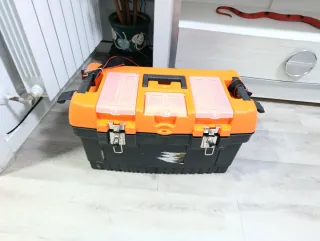 Caja de herramientas naranja y negra