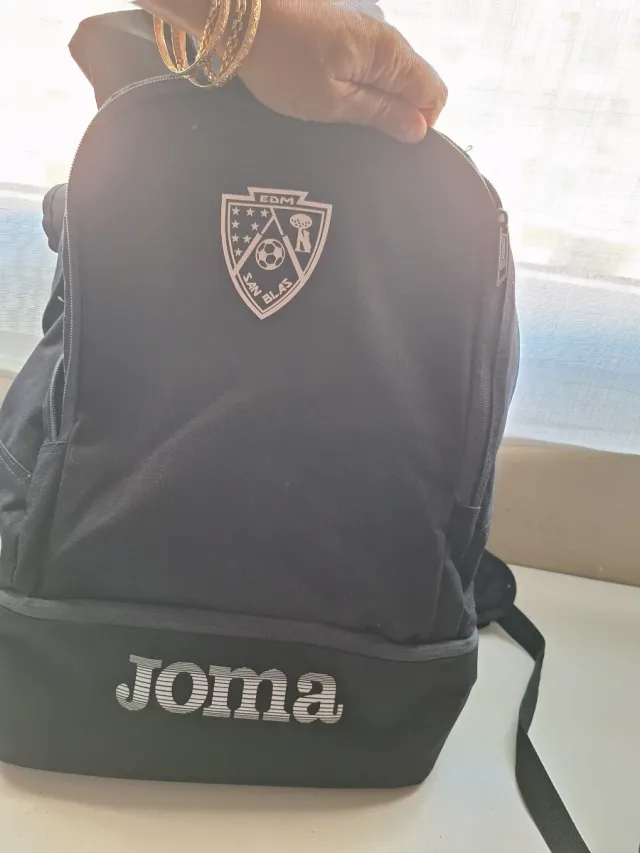 Mochila deportiva negra