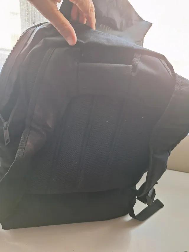 Mochila deportiva negra