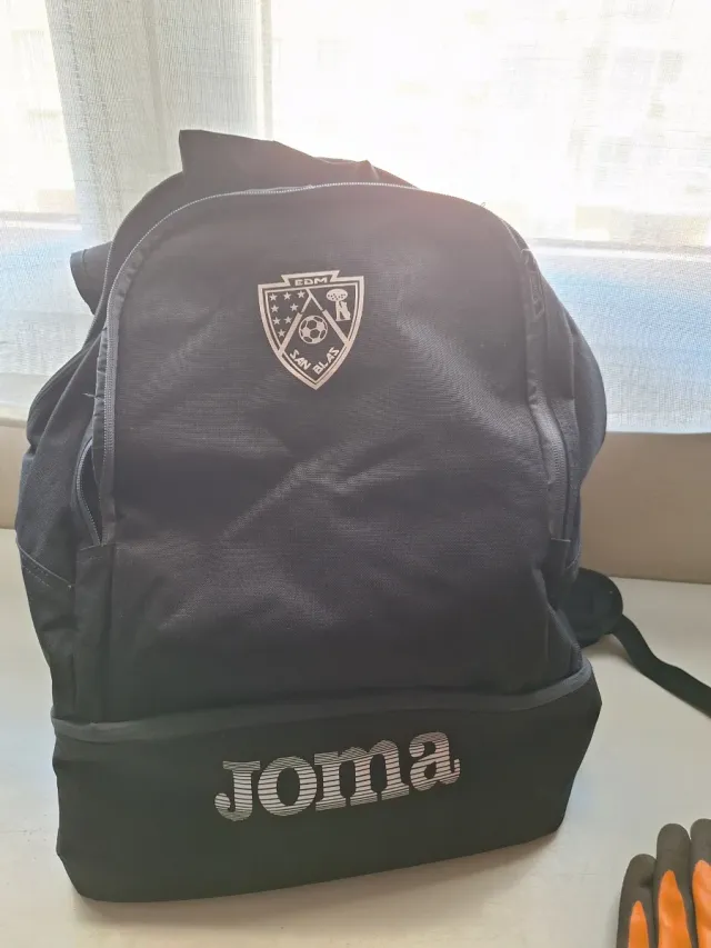 Mochila deportiva negra