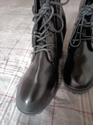 Botines negros con cordones y hebilla