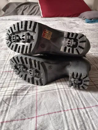 Botines negros con cordones y hebilla