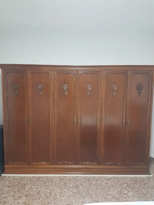 Guardaroba in legno con design classico ed elegante