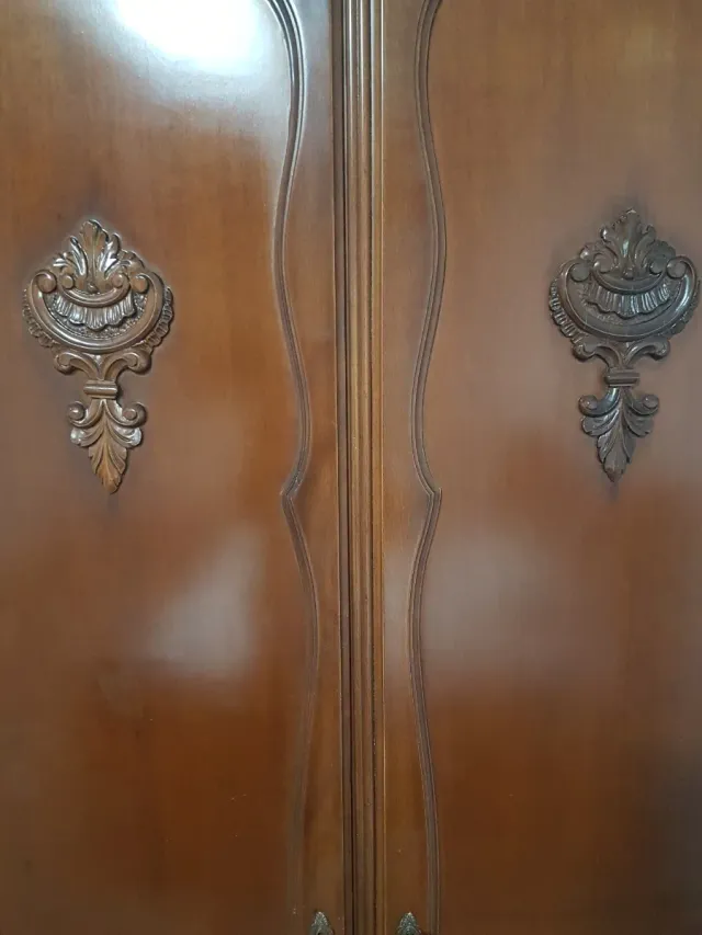 Guardaroba in legno con design classico ed elegante