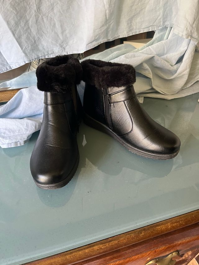 Stivaletti neri con pelliccia