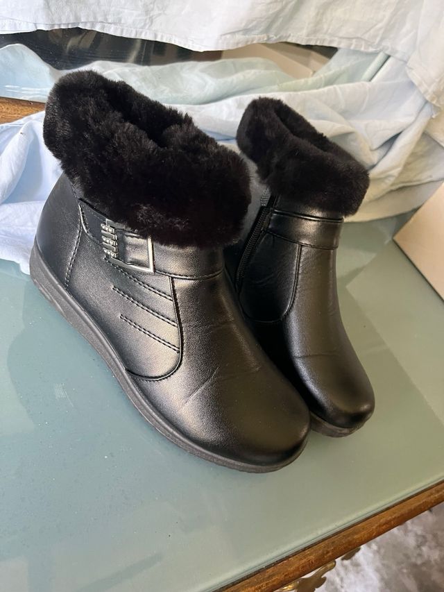 Stivaletti neri con pelliccia