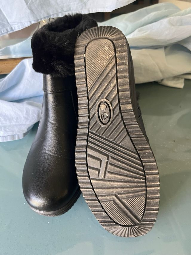 Stivaletti neri con pelliccia