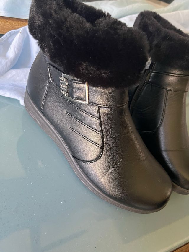 Stivaletti neri con pelliccia