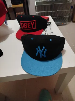 Gorras NY y OBEY.  Tallas 53 ,56,,58