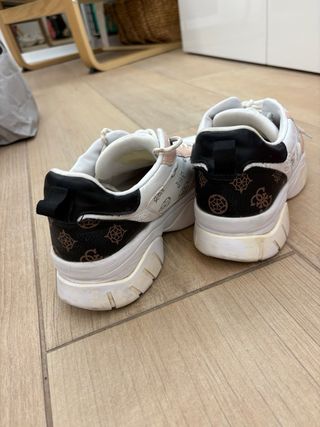 Tenis Guess blancos y rosas