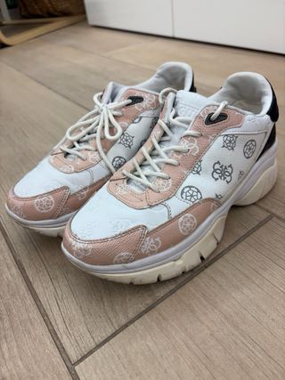 Tenis Guess blancos y rosas