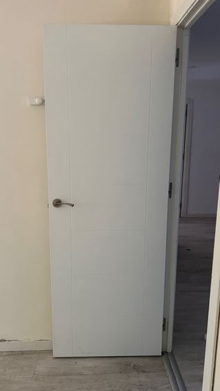 Puerta blanca moderna