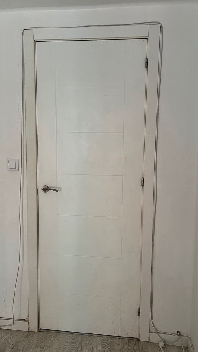 Puerta blanca moderna