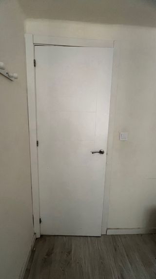 Puerta blanca moderna