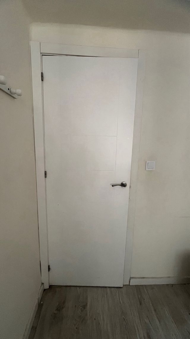 Puerta blanca moderna