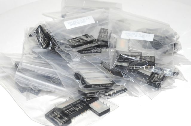 Bolsa con 5 relés. Finder 24V= 6A 250V.