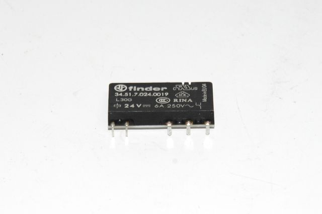 Bolsa con 5 relés. Finder 24V= 6A 250V.