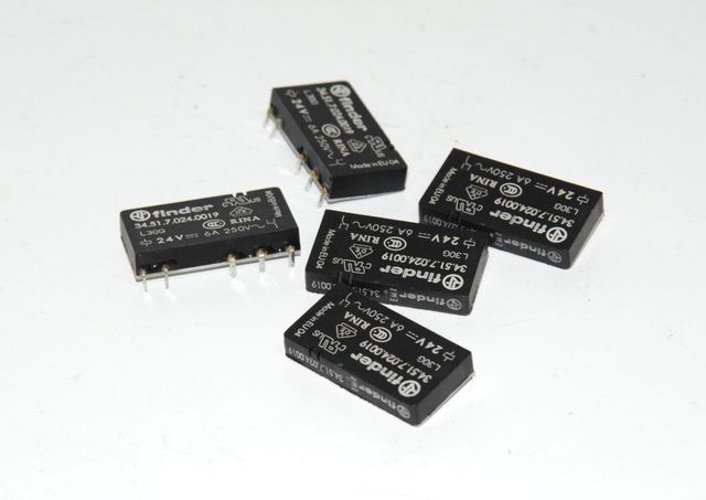 Bolsa con 5 relés. Finder 24V= 6A 250V.
